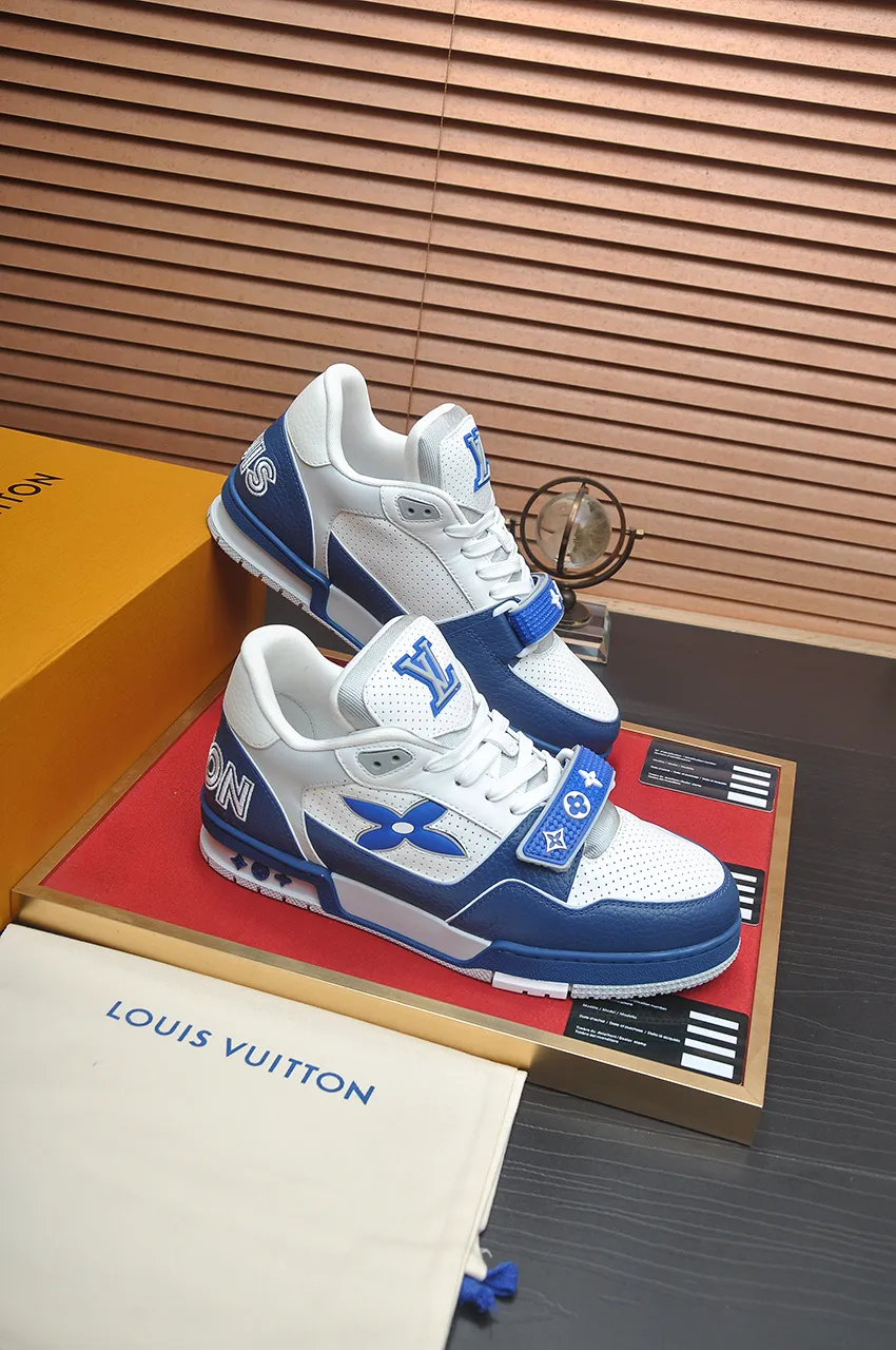 Men's shoes 💰660💶Original development, quality shipping, welcome to compare - LV sneaker series LV Trainer Maxi sneakers introduce the loose silhouette of the ready-to-wear series into the LV Trainer sneaker design written by Virgil Abloh, making an eye-catching appearance in the spring and summer men's wear shows. The cow leather upper is combined with rough fabric laces, and colorful beading highlights the brand's classic elements. LV letters mark the tongue and Monogram floral outsole. Mixed materials Made of first-layer cowhide, wrapped in imported custom-printed denim, thick shoelace design, large Monogram print on the side, "lv 54" badges on the tongue and heel, rubber outsole decorated with Monogram flowers, mesh lining and cotton feet, the comfort is as extreme as ever, premium heritage, quality first, worth owning! Size: Women's 35-39 (customized at 40, non-refundable) Men's 39-45 (customized at 38.46, non-refundable) ♡Full set of packaging with original gift box